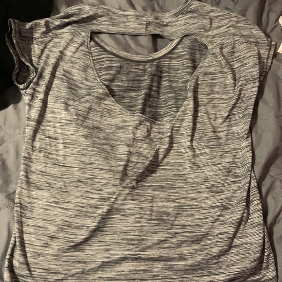 Back cut out workout top - Picture 2 of 3